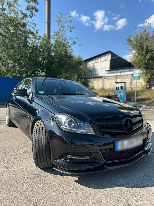 Schwarz Gebraucht 2011 Mercedes C220 Coupé | 8.500 € (Etwas zu teuer) - Bild 1/4