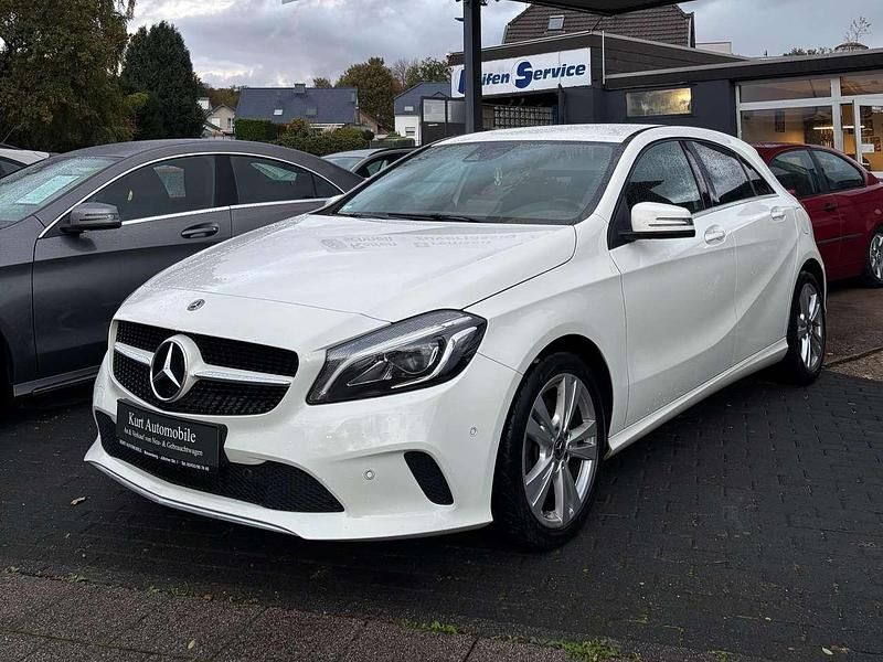 Gebraucht Mercedes A180 122 PS (89 kW) 2017 Calcitweiss/zirrusweiss Kleinwagen