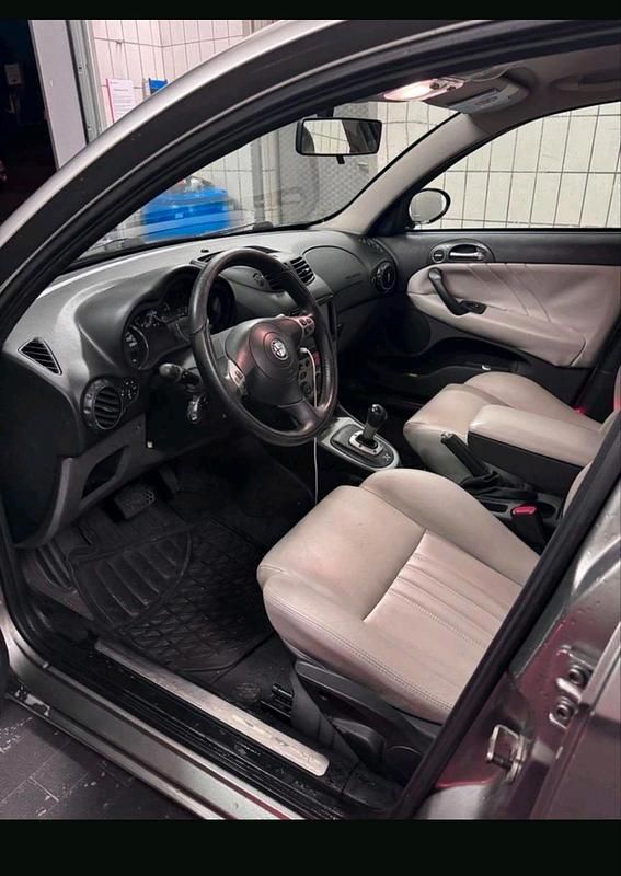 Grau Gebraucht 2005 Alfa Romeo 147 Kleinwagen | 2.500 € (Etwas zu teuer) - Bild 1/4