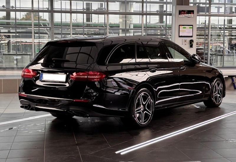 Schwarz Gebraucht 2021 Mercedes E300 AMG line Kombi | 32.900 € (Superpreis) - Bild 1/4