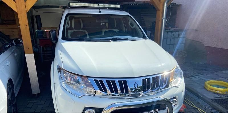 Weiß Gebraucht 2015 Mitsubishi L200 Abholung | 21.185 € (Etwas zu teuer) - Bild 1/4
