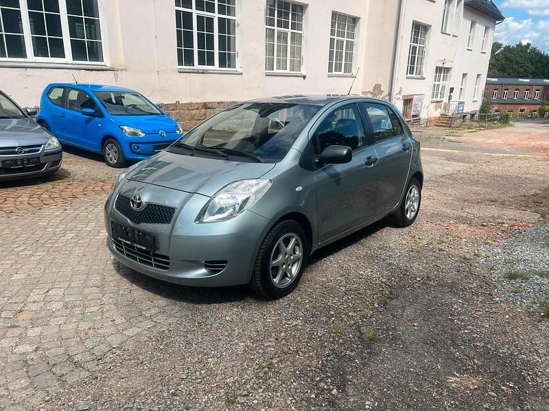 Grau Gebraucht 2006 Toyota Yaris Luna Kleinwagen | 3.990 € (Fairer Preis) - Bild 1/4