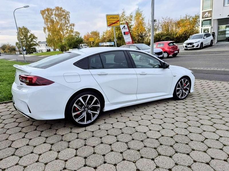 Schneeweiss/summitwhite/arctic Gebraucht 2021 Opel Insignia Kleinwagen | 31.900 € (Teuer) - Bild 1/4