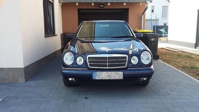Gebraucht Mercedes E240 170 PS (125 kW) 1999 Blau metallic Limousine