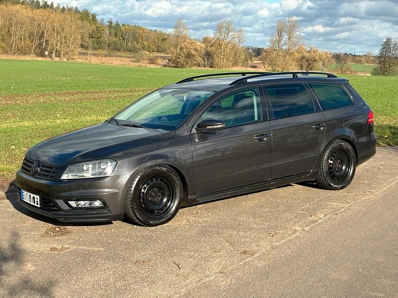 Braun Gebraucht 2011 VW Passat R-line Kombi | 4.850 € (Teuer) - Bild 1/4