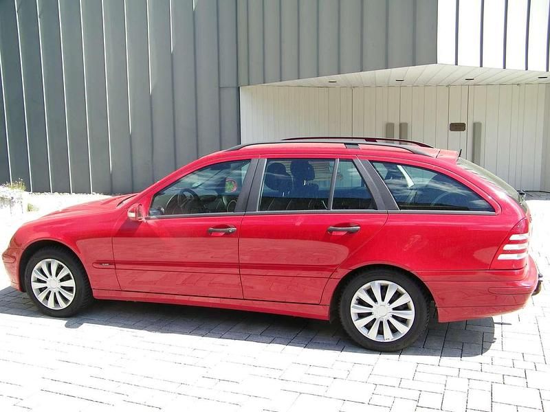 Rot Gebraucht 2005 Mercedes C180 Classic Kombi | 1.800 € (Fairer Preis) - Bild 1/4