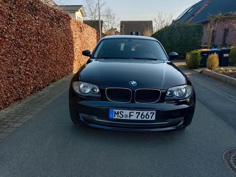 Gebraucht BMW 116 122 PS (89 kW) 2009 Schwarz Kleinwagen