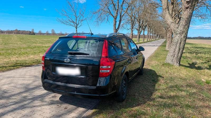 Second-hand Kia Ceed 126 CP (92 kW) 2010 Negru Hatchback