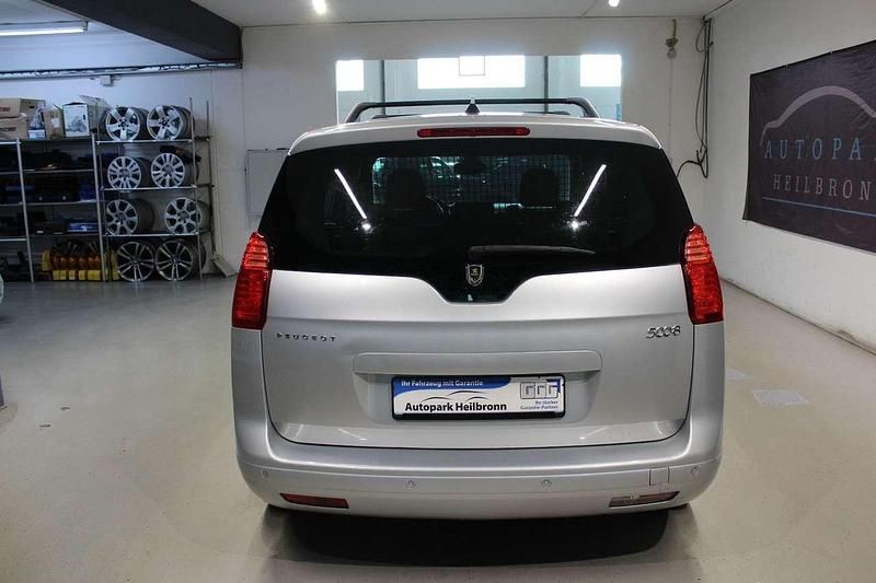 Gebraucht Peugeot 5008 Platinum 156 PS (114 kW) 2010 Grau Van / Kleinbus