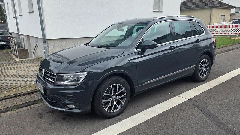Grau Gebraucht 2018 VW Tiguan Comfortline SUV | 18.990 € (Etwas zu teuer) - Bild 1/4