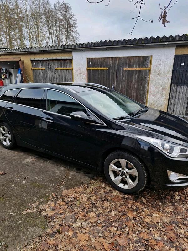 Gebraucht Hyundai i40 177 PS (130 kW) 2013 Schwarz Kombi
