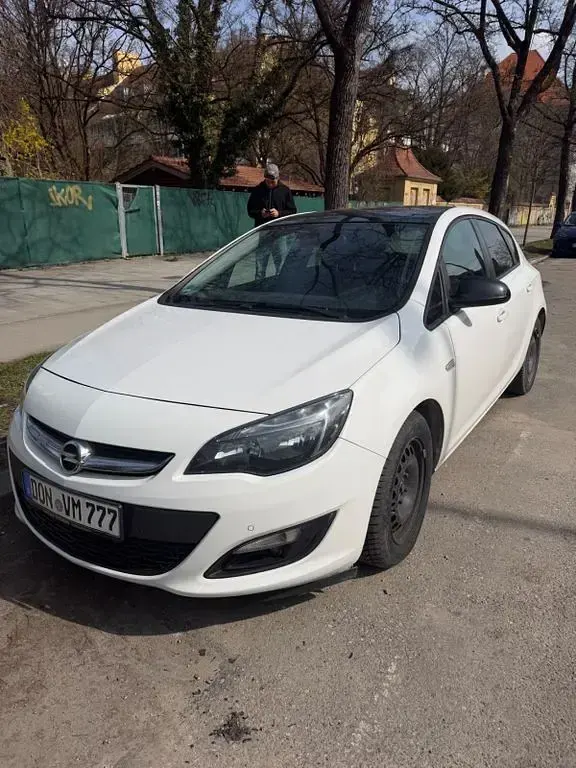 Gebraucht Opel Astra Selection 110 PS (80 kW) 2014 Weiß Limousine
