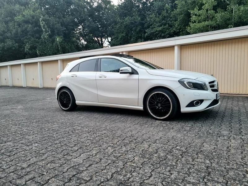 Gebraucht Mercedes A180 Style 109 PS (80 kW) 2014 Weiß Limousine