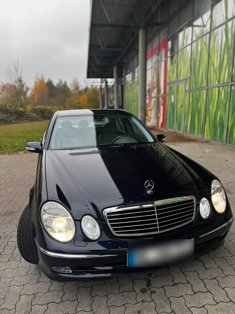 Gebraucht Mercedes E220 150 PS (110 kW) 2003 Blau Limousine
