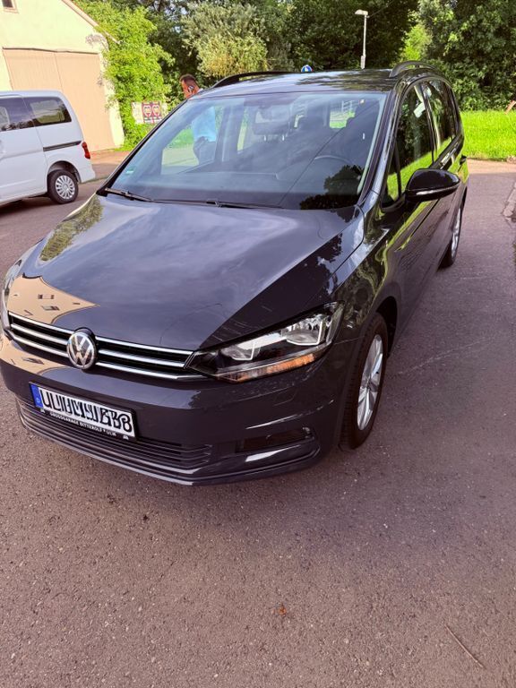 Grau Gebraucht 2019 VW Touran Comfortline Van / Kleinbus | 18.870 € (Guter Preis) - Bild 1/4