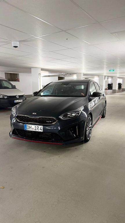 Grau Gebraucht 2020 Kia ProCeed GT Kleinwagen | 24.000 € (Fairer Preis) - Bild 1/4