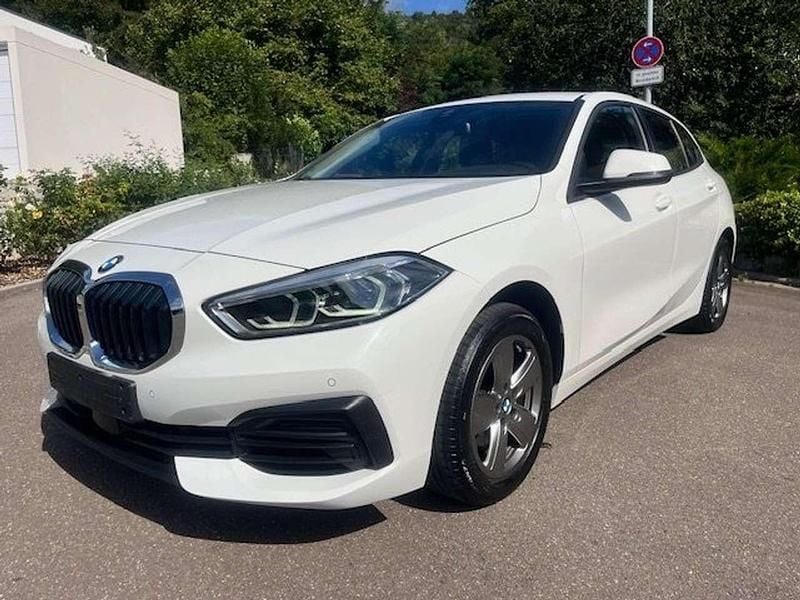 Alpinweiss iii Gebraucht 2022 BMW 118 Advantage Kleinwagen | 18.990 € (Guter Preis) - Bild 1/4