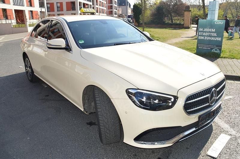 Gebraucht Mercedes E200 160 PS (117 kW) 2023 Gelb Limousine