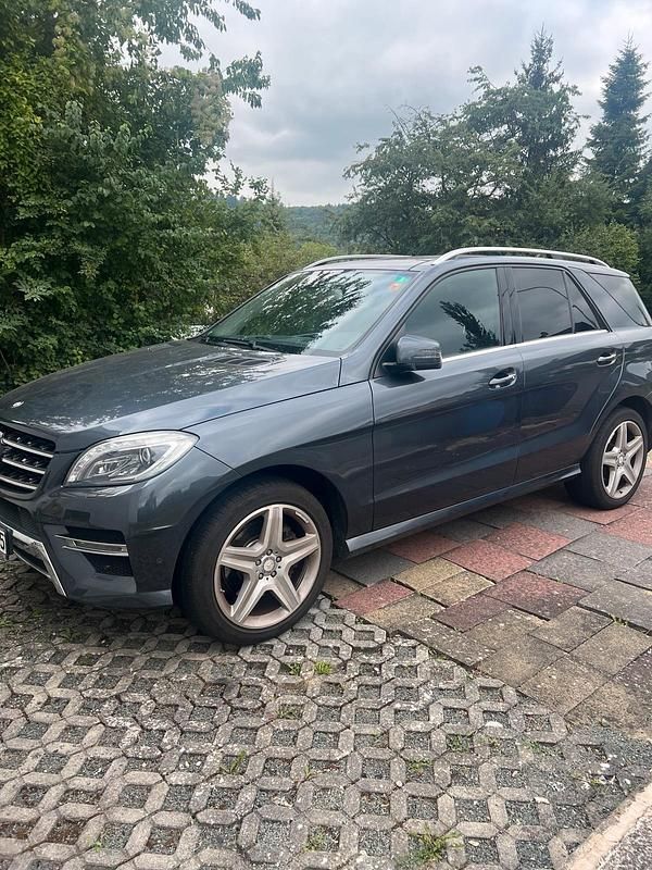 Grau Gebraucht 2014 Mercedes ML350 SUV | 21.000 € (Fairer Preis) - Bild 1/4
