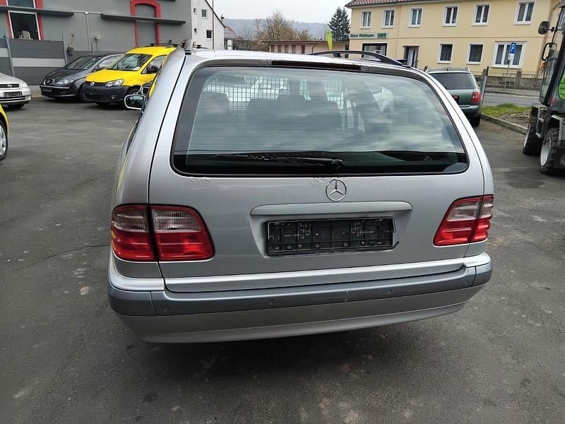 Second-hand Mercedes E220 143 CP (105 kW) 2001 Argintiu Break