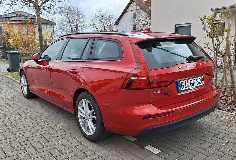Gebraucht Volvo V60 Momentum 150 PS (110 kW) 2018 Rot Kombi