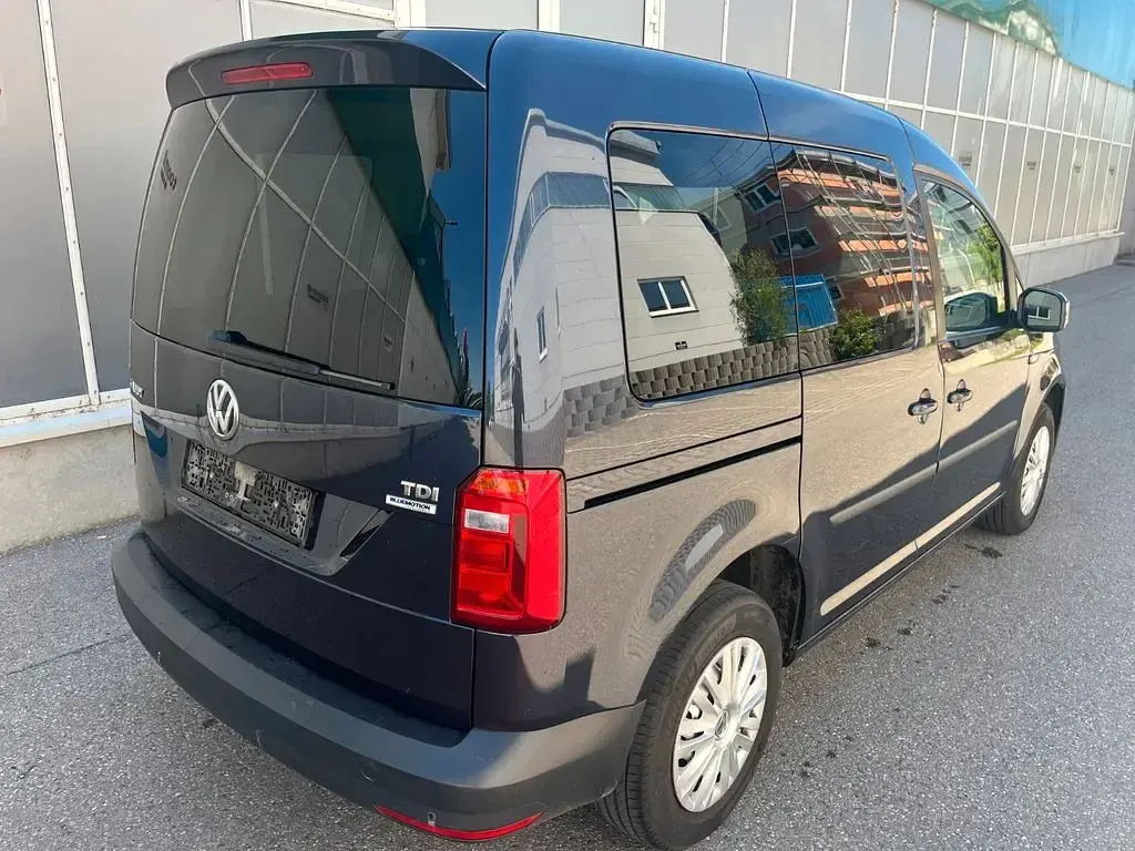 Używany VW Caddy Trendline 102 KM (75 kW) 2015 Niebieski Minivan