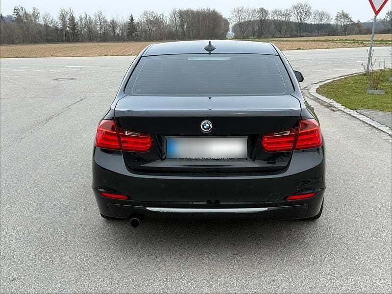 Gebraucht BMW 318 143 PS (105 kW) 2012 Schwarz Limousine