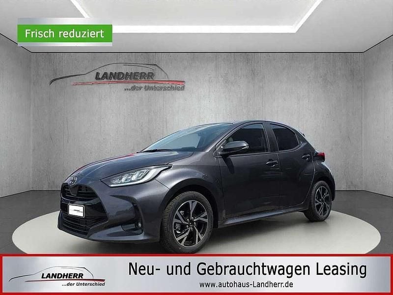 Silber Neu 2025 Toyota Yaris Hybrid Trend Limousine | 21.595 € (Superpreis) - Bild 1/4