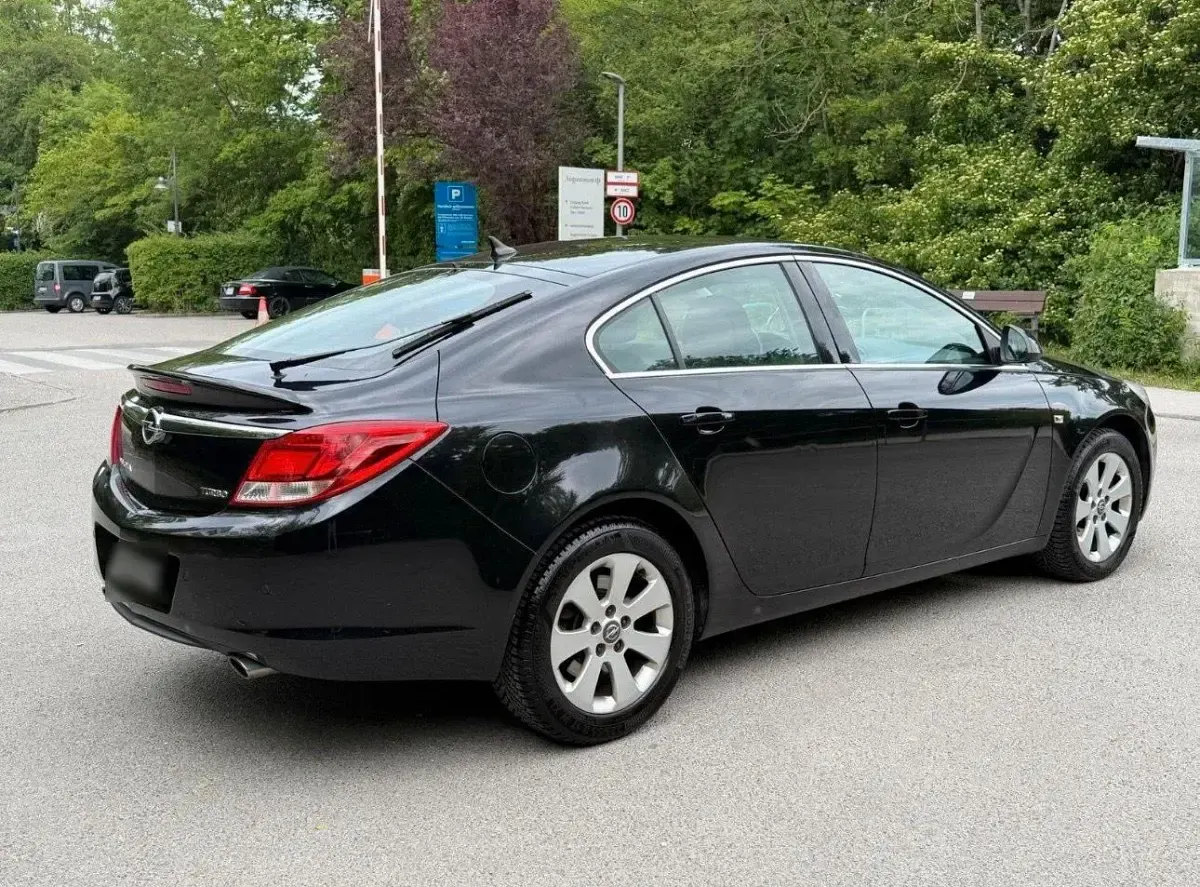 Gebraucht Opel Insignia 220 PS (161 kW) 2009 Schwarz Limousine