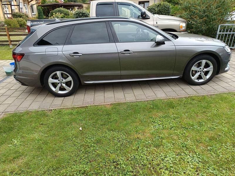 Grau Gebraucht 2020 Audi A4 Advanced Kombi | 25.900 € (Fairer Preis) - Bild 1/4
