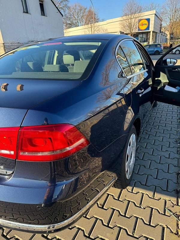 Gebraucht VW Passat 122 PS (89 kW) 2011 Blau Limousine