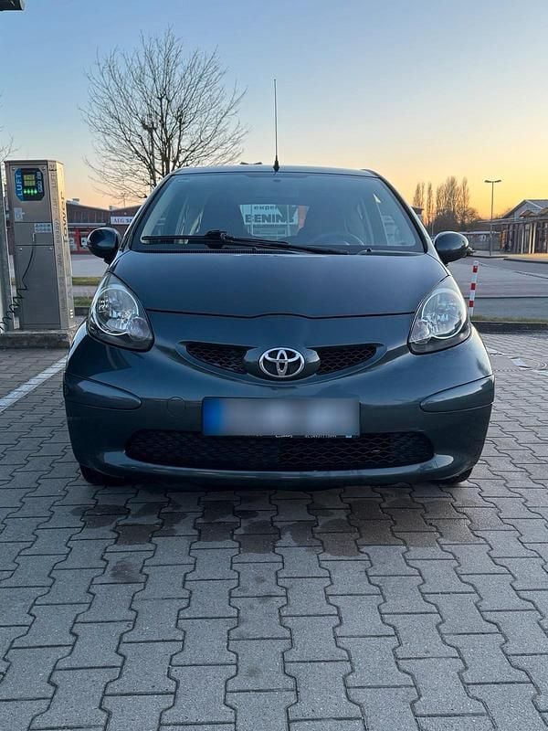 Używany Toyota Aygo 68 KM (50 kW) 2005 Szary Hatchback