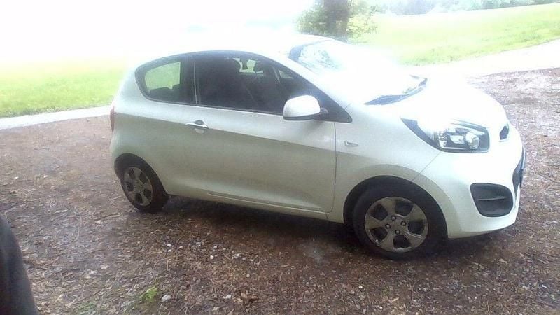 Weiß Gebraucht 2015 Kia Picanto 2 Kleinwagen | 2.400 € (Guter Preis) - Bild 1/4