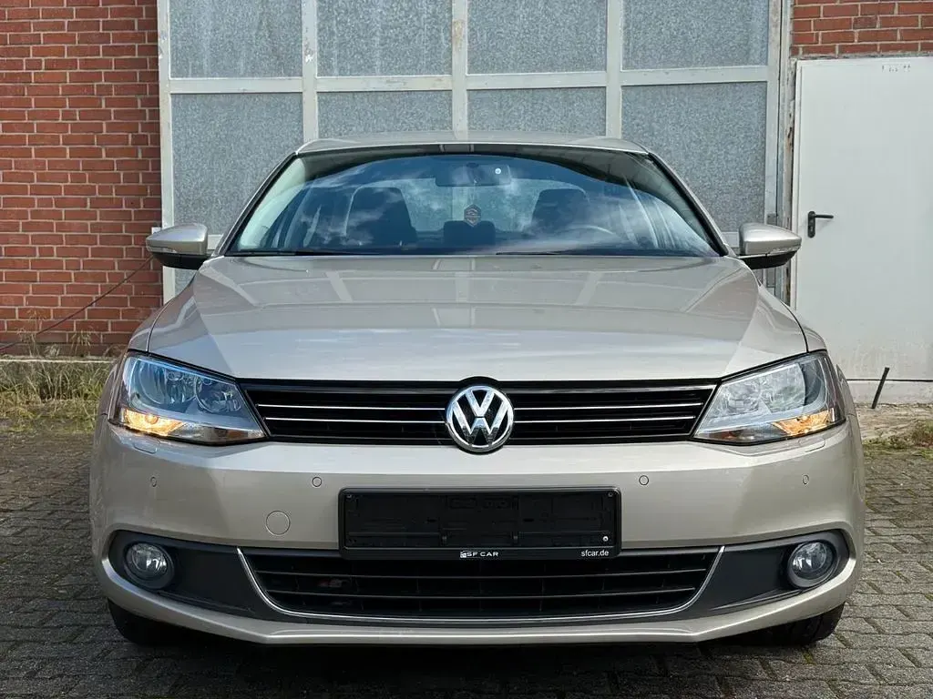 Używany VW Jetta Highline 160 KM (117 kW) 2014 Srebrny Sedan/Limuzyna