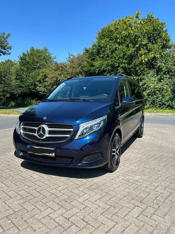 Blau Gebraucht 2018 Mercedes V250 Avantgarde Van / Kleinbus | 34.000 € (Superpreis) - Bild 1/4