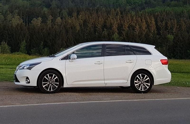 Gebraucht Toyota Avensis Comfort 124 PS (91 kW) 2013 Weiß Kombi