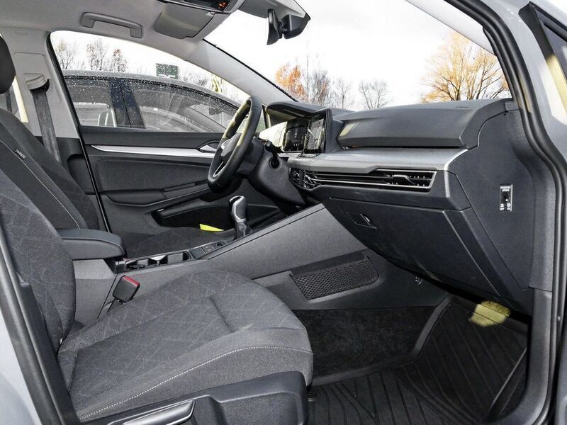 Gebraucht VW Golf VIII Life 131 PS (96 kW) 2023 Grau Limousine