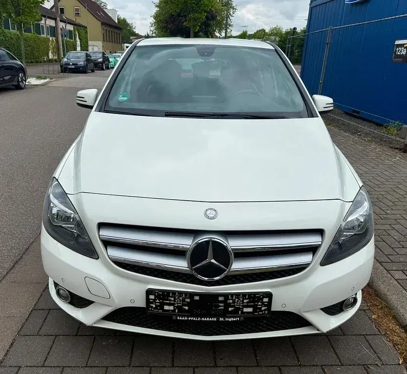 Gebraucht Mercedes B180 122 PS (89 kW) 2012 Weiß Van / Kleinbus