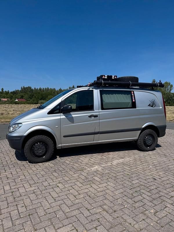 Silber Gebraucht 2010 Mercedes Vito Van / Kleinbus | 23.899 € - Bild 1/4