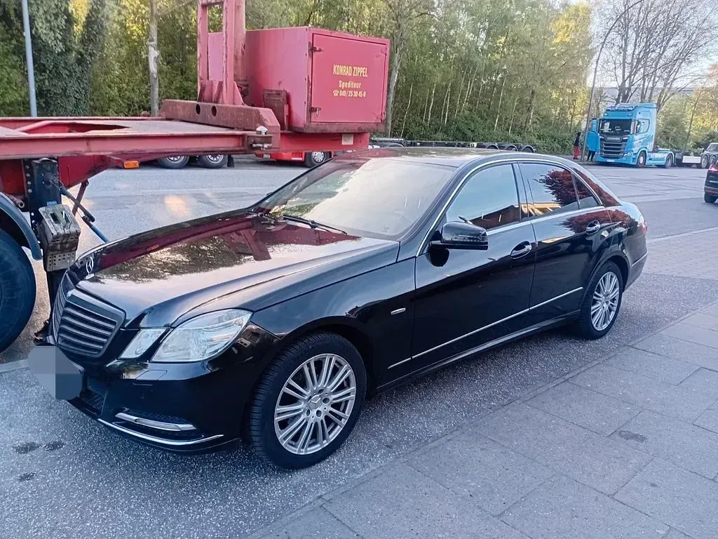 Gebraucht Mercedes E220 170 PS (125 kW) 2012 Schwarz Limousine
