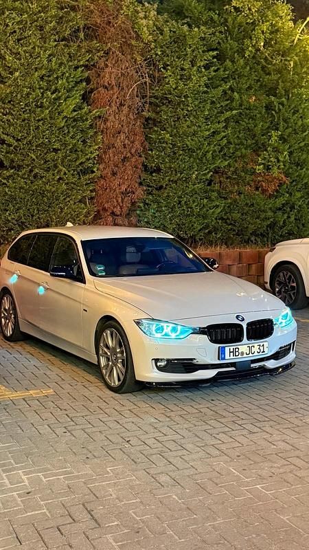 Weiß Gebraucht 2013 BMW 330 Sport Line Kombi | 15.990 € - Bild 1/4