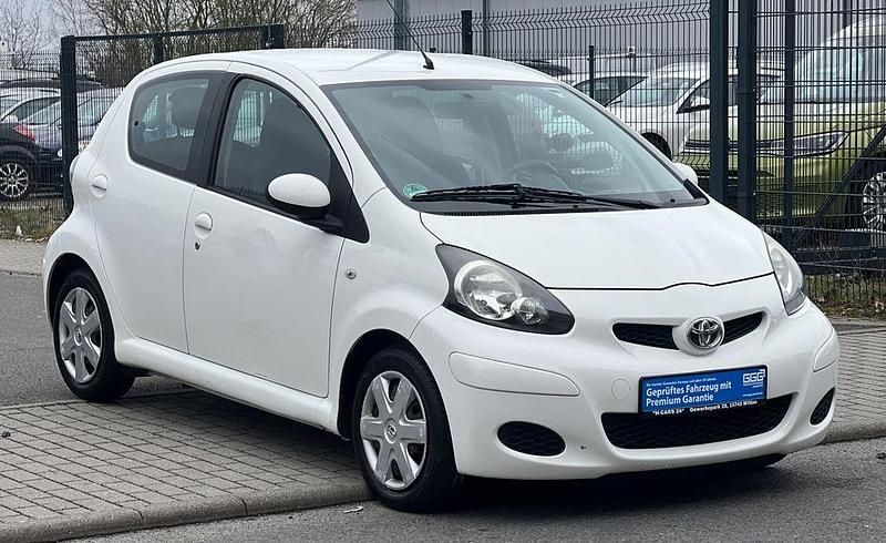 Gebraucht Toyota Aygo 68 PS (50 kW) 2011 Weiß Kleinwagen