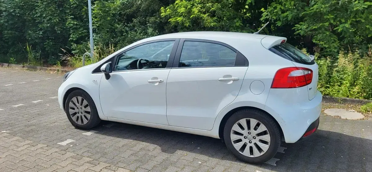 Gebraucht Kia Rio Edition 7 86 PS (63 kW) 2012 Weiß Kleinwagen