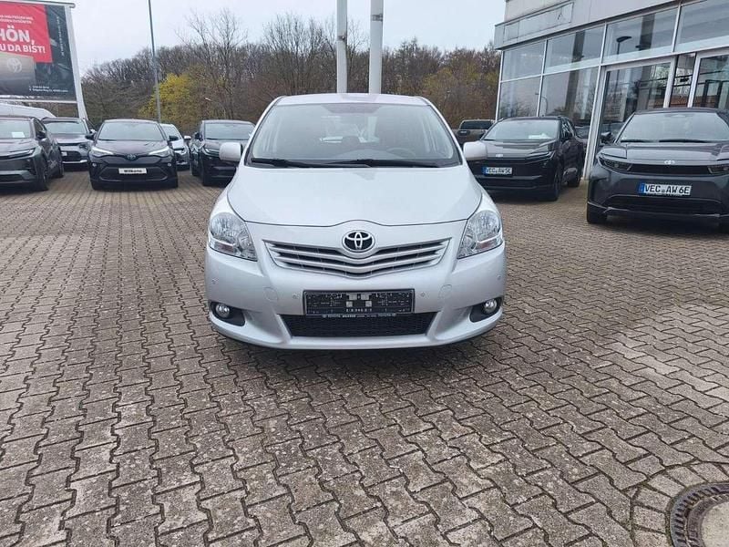 Gebraucht Toyota Verso Travel 126 PS (92 kW) 2013 Platinsilber Van / Kleinbus