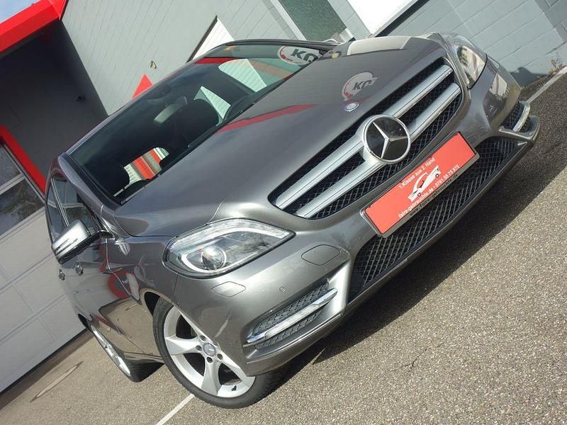 Grau Gebraucht 2012 Mercedes B200 Van / Kleinbus | 14.000 € (Etwas zu teuer) - Bild 1/4
