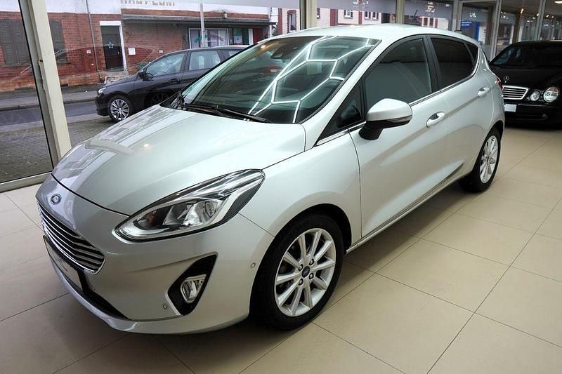 Silber Gebraucht 2018 Ford Fiesta Titanium Limousine | 12.790 € (Fairer Preis) - Bild 1/3