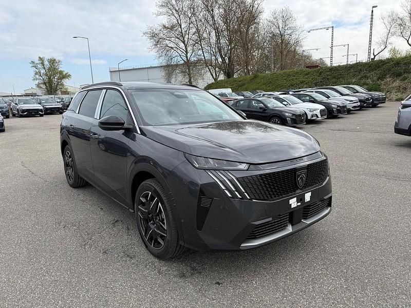 Neu Peugeot 5008 Allure 145 PS (106 kW) 2025 Perla nera schwarz metallic Van / Kleinbus