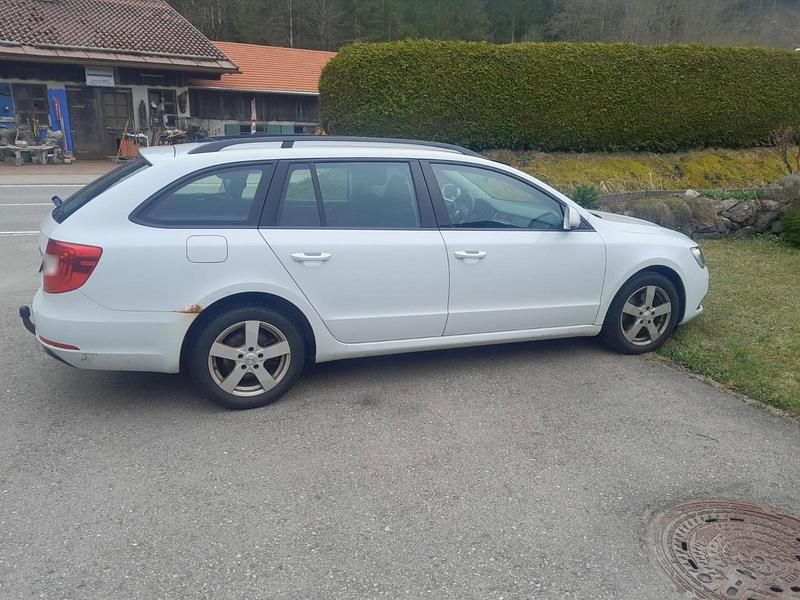Gebraucht Skoda Superb 160 PS (117 kW) 2014 Weiß Kombi