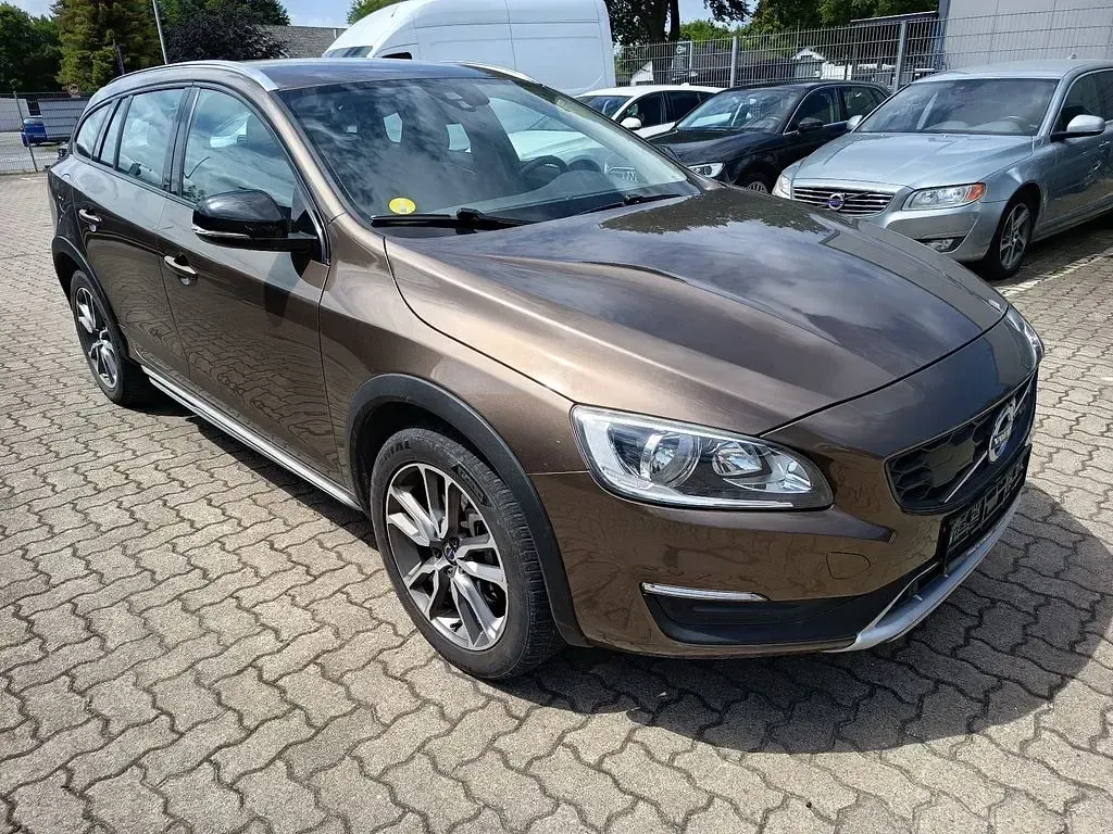Gebraucht Volvo V60 CC Momentum 150 PS (110 kW) 2017 Braun Kombi
