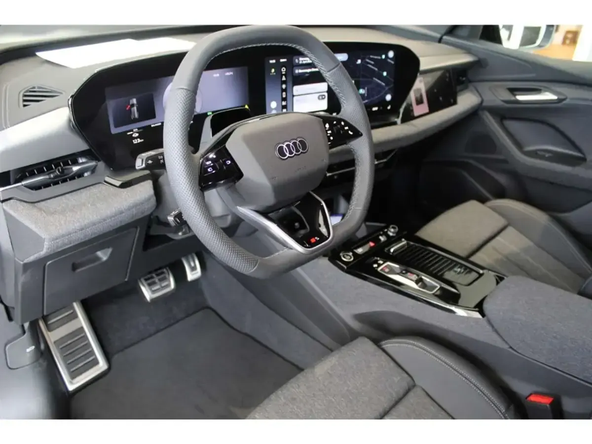 Neu Audi Q6 e-tron S-Line 225 kW (306 PS) 2026 Mythosschwarz metallic SUV